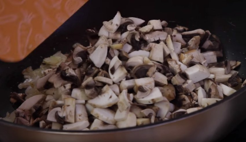 Вкусный рецепт куриной грудки с грибами в духовке