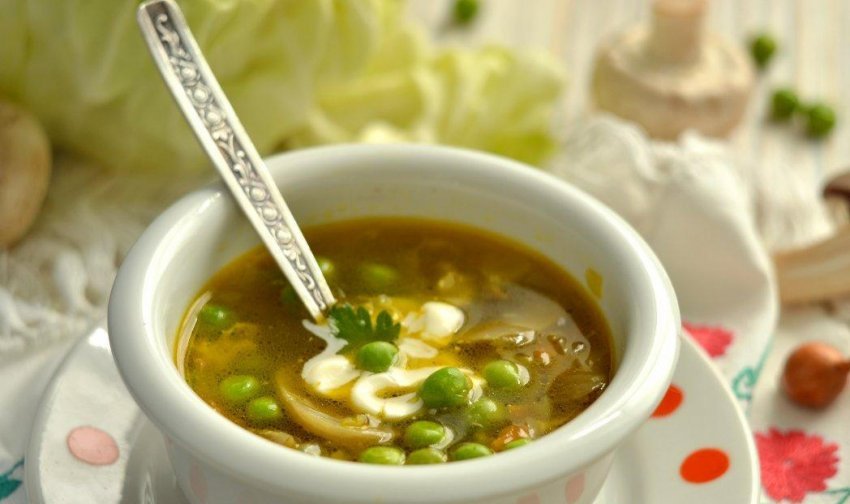 Суп с грибами и зеленым горошком