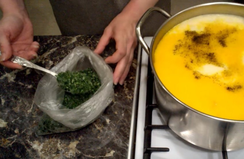 Рецепт вкусного куриного супа с грибами и плавленым сыром
