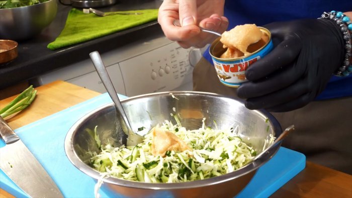 Вы не представляете насколько будет вкусным салат из капусты и огурца с этим секретным ингредиентом