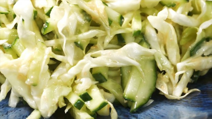 Вы не представляете насколько будет вкусным салат из капусты и огурца с этим секретным ингредиентом