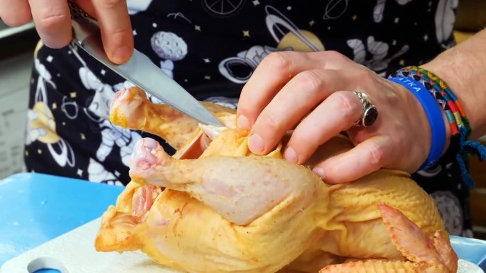 У курицы вырезать каркас изнутри со стороны хвоста