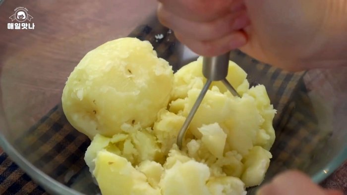 Картошку сварить почистить размять картофелемялкой