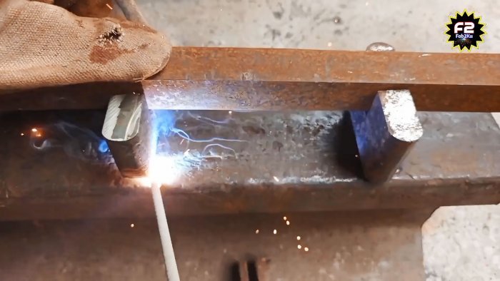Как согнуть стальной уголок без станка при помощи простого приспособления