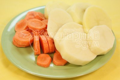 Картофель и морковь порезать кружочками и посолить. 