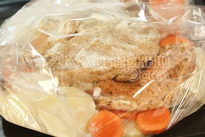 Картофель обмазанный майонезом уложить слоем в пакет для запекания, сверху морковь и аккуратно по всей поверхности уложить ломти мяса. 