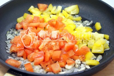 Лук мелко нашинковать и обжаривать на небольшом количестве масла, добавить кубиками порезанный перец и помидоры. Обжаривать 2-3 минуты
