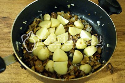 Добавить полу отварной картофель к грибам и обжаривать до готовности картофеля