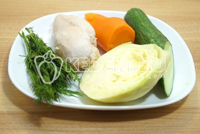 Куриное филе и морковь отварить, зелень, капусту и огурец хорошо промыть и обсушить.
