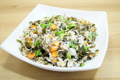 Выложить салат в салатницу и посыпать мелко нашинкованным зеленым луком.