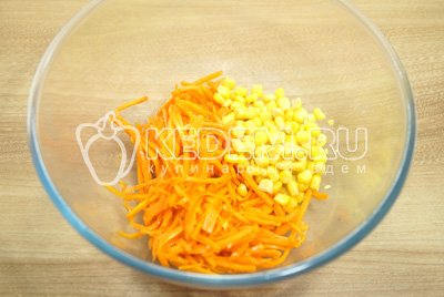 В миске смешать кукурузу и морковь по-корейски.