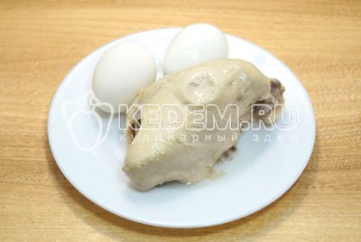 Куриное филе и яйца отварить до готовности и отсудить.