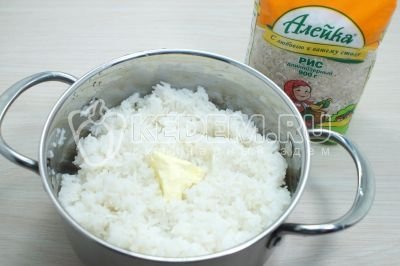 В отварной рис добавить 20 грамм сливочного масла и перемешать.