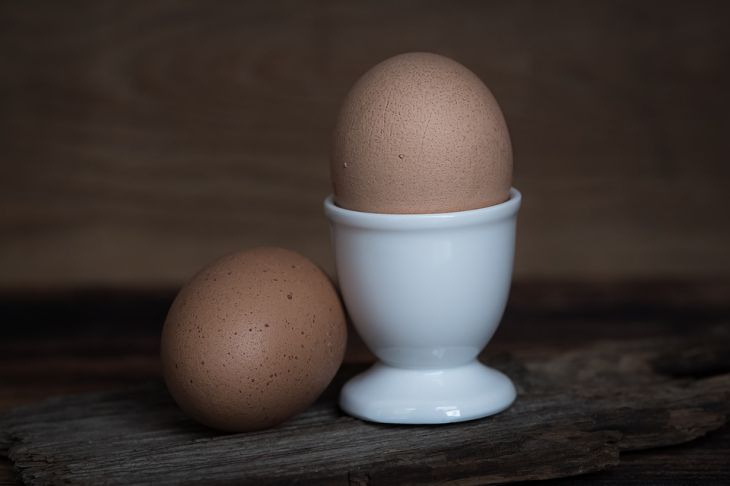 В чем секрет идеальных вареных яиц: скорлупа целая, но легко снимается