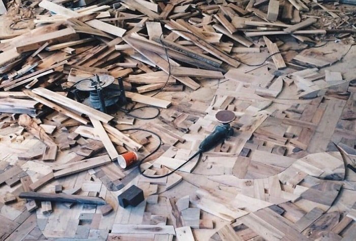 Мужчина собрал 40 мешков дров и сделал из них такое… Результат работы поражает!