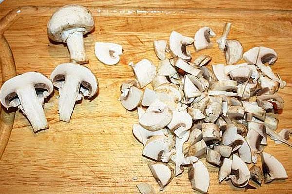 помыть и измельчить грибы