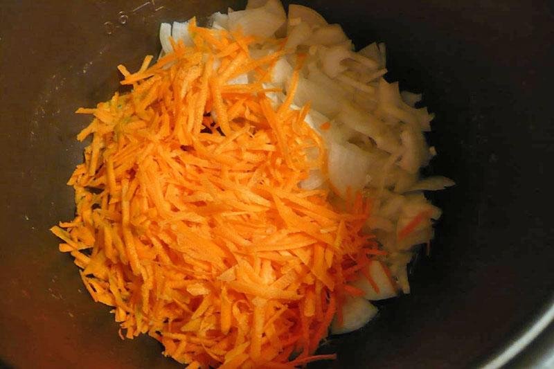 тушить лук и морковь