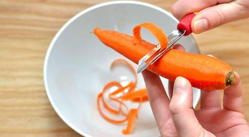 почистить морковь