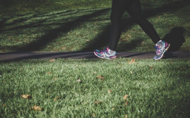 The Conversation: ходьба задом наперёд помогает укрепить здоровье