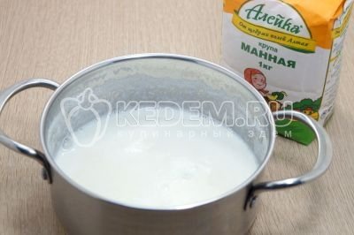 Тонкой струйкой всыпать манную крупу в молоко постоянно помешивая, варить на среднем огне 5-7 минут.