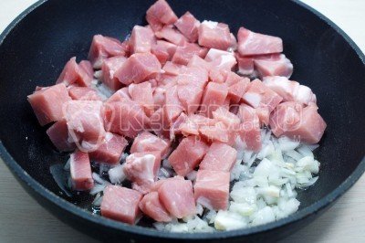Обжарить мясо с луком, помешивая 5-7 минут.