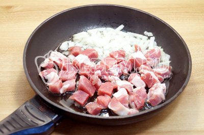 Обжарить мясо с луком на сковороде с растительным маслом, 3-5 минут.