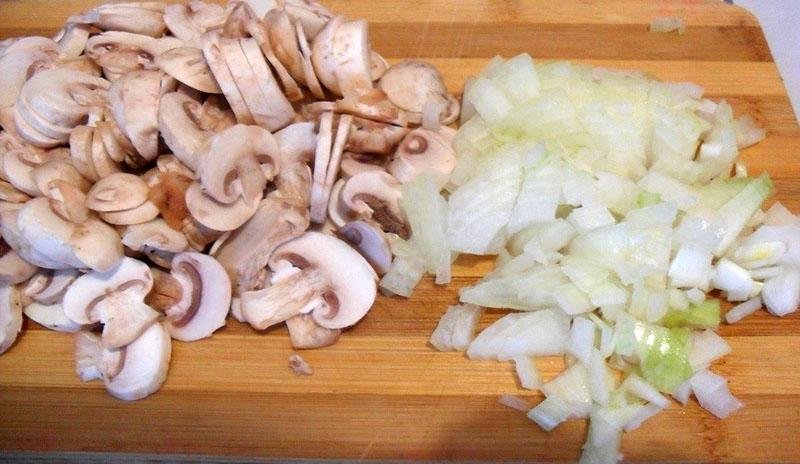 нарезать грибы и лук