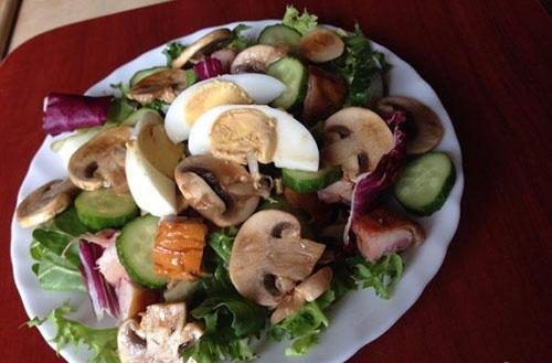простой салат из курицы и грибов