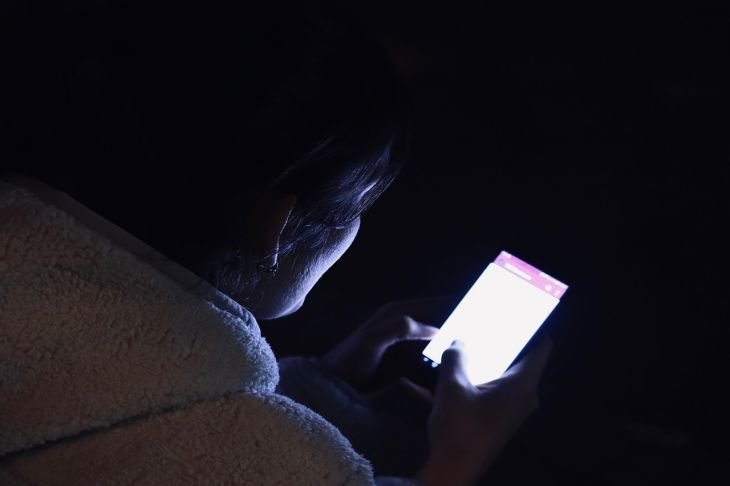 Почему нужно выключать смартфон на ночь – рассказывают эксперты