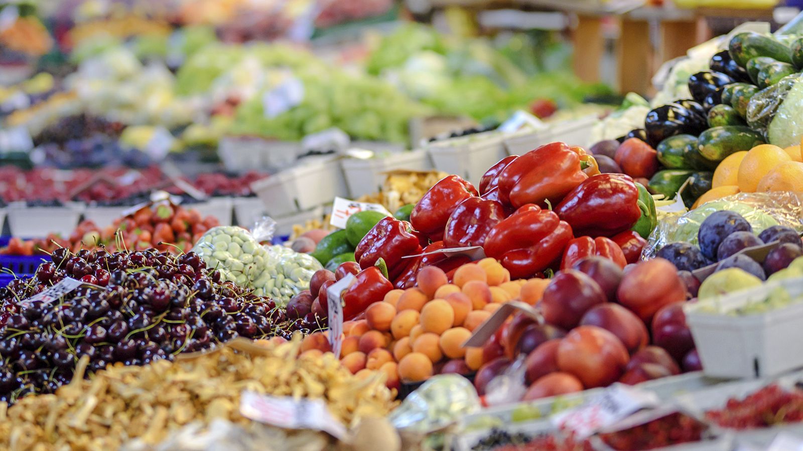 Туриста из России поразили цены на овощном рынке в Турции