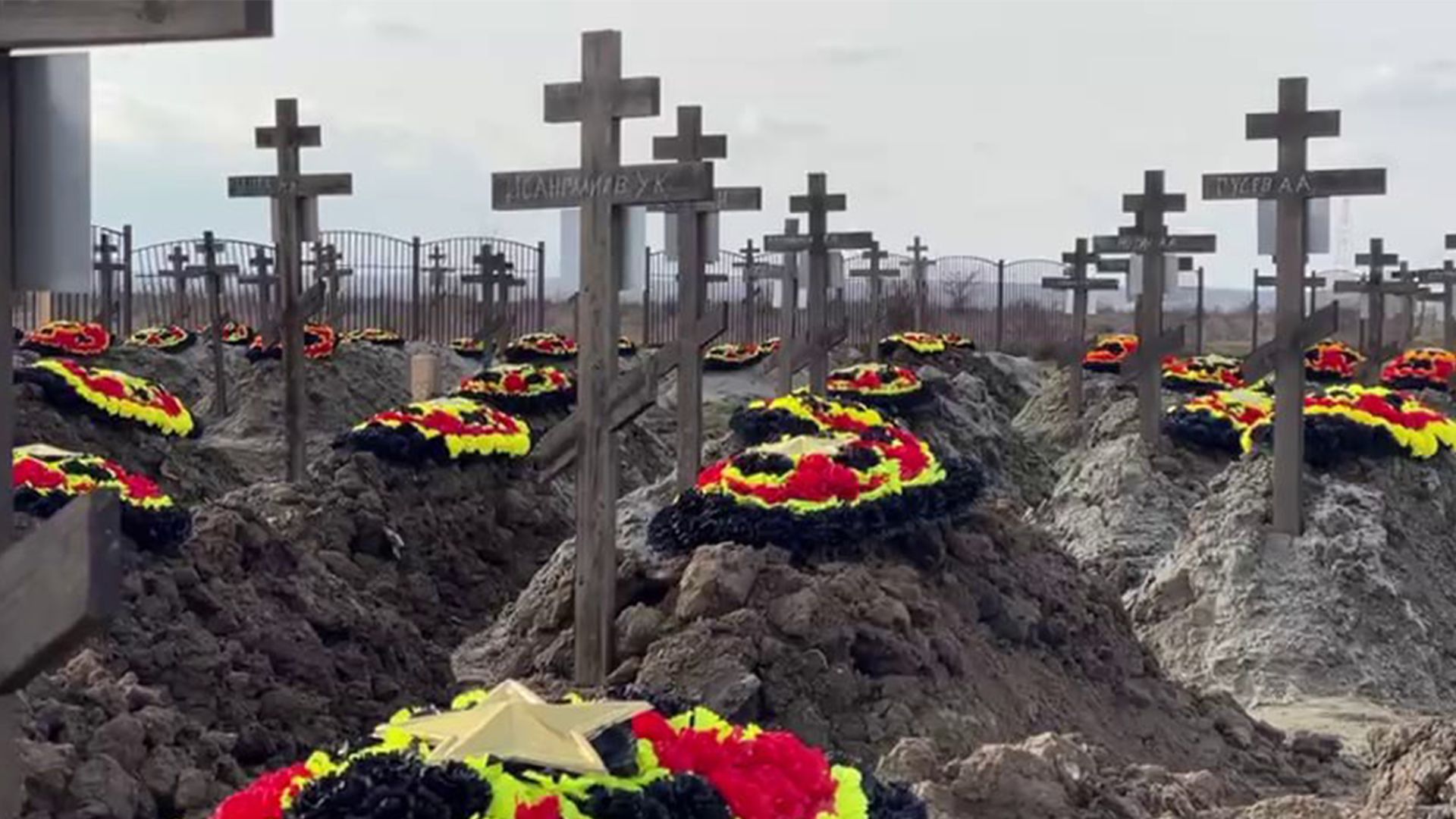 Бизнесмен Пригожин возложил цветы к могилам бойцов ЧВК «Вагнер» в Краснодарском крае