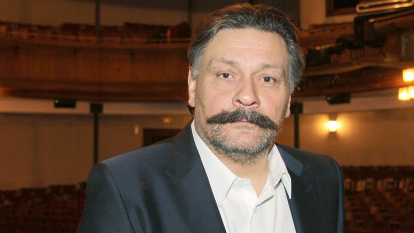 Режиссер Зеленов заявил, что ему угрожали после увольнения Назарова из «12 стульев»