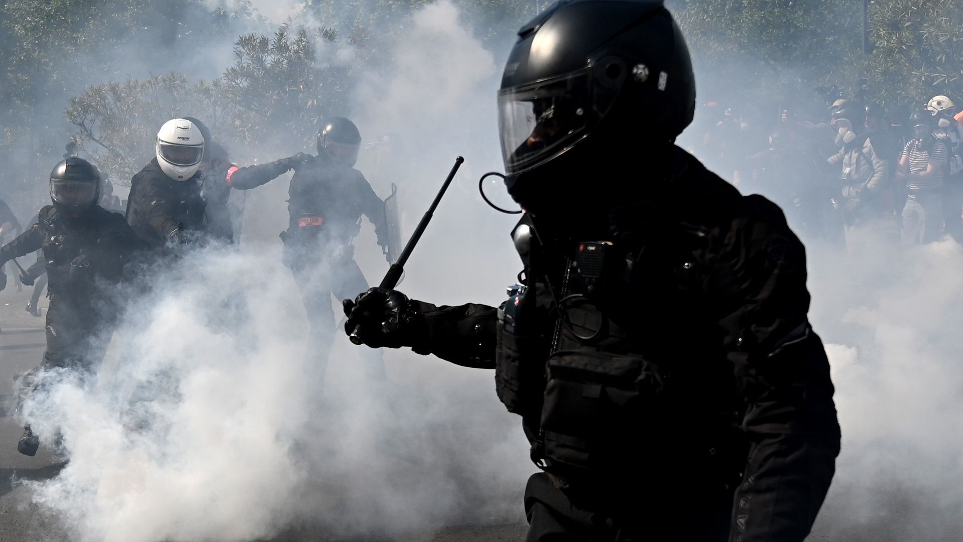 В Париже протестующий лишился части детородного органа после удара полицейского