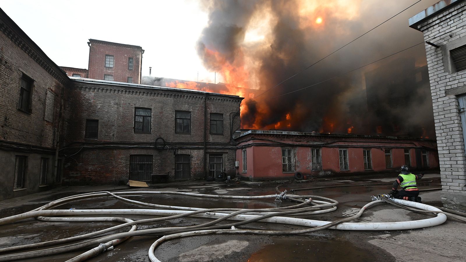 Огонь вспыхнул на третьем этаже петербургской гимназии им. принцессы Ольденбургской