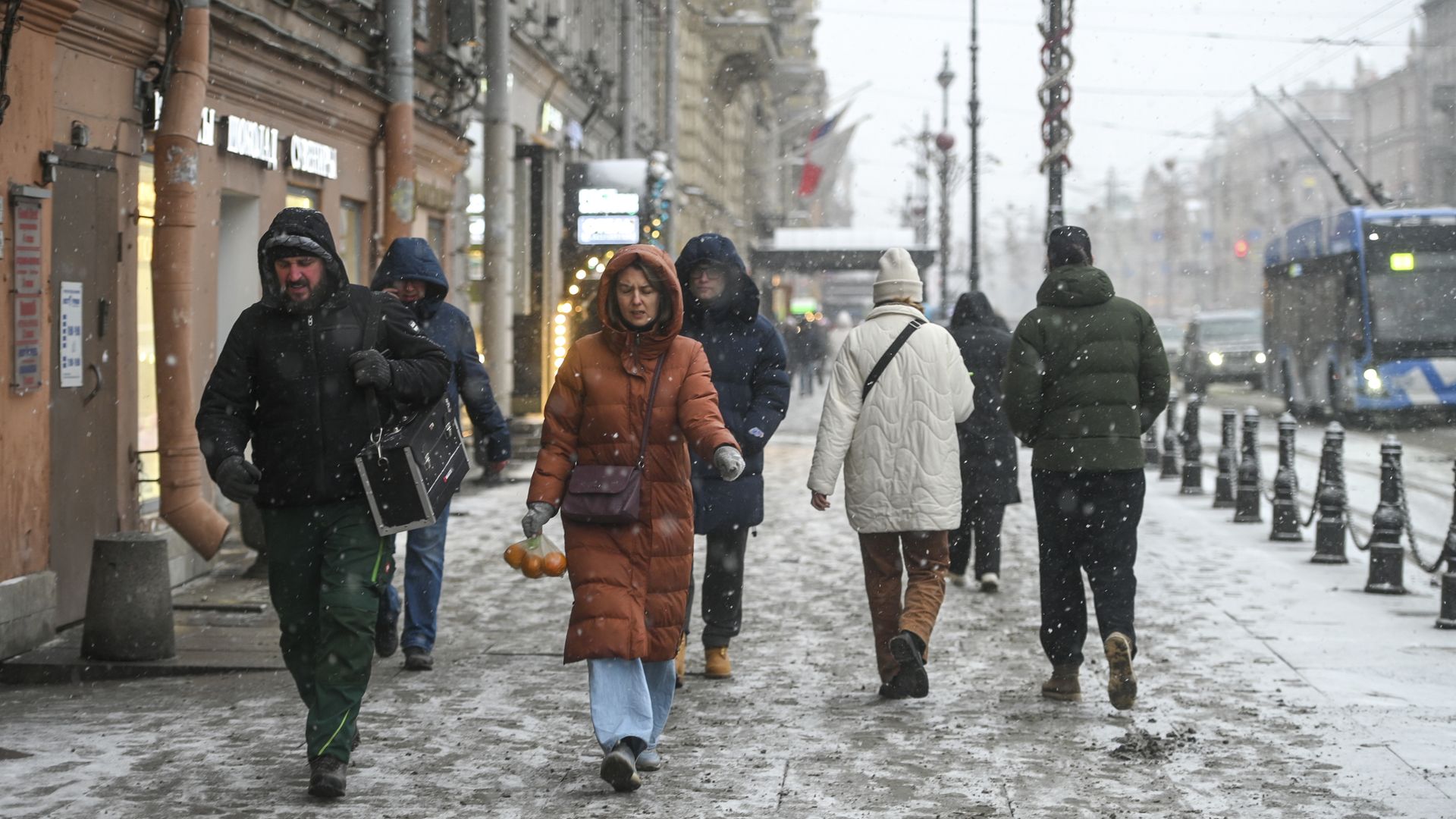 «Снег есть — техники не видать»: петербуржцы снова пожаловались на неубранные улицы после обещаний Беглова