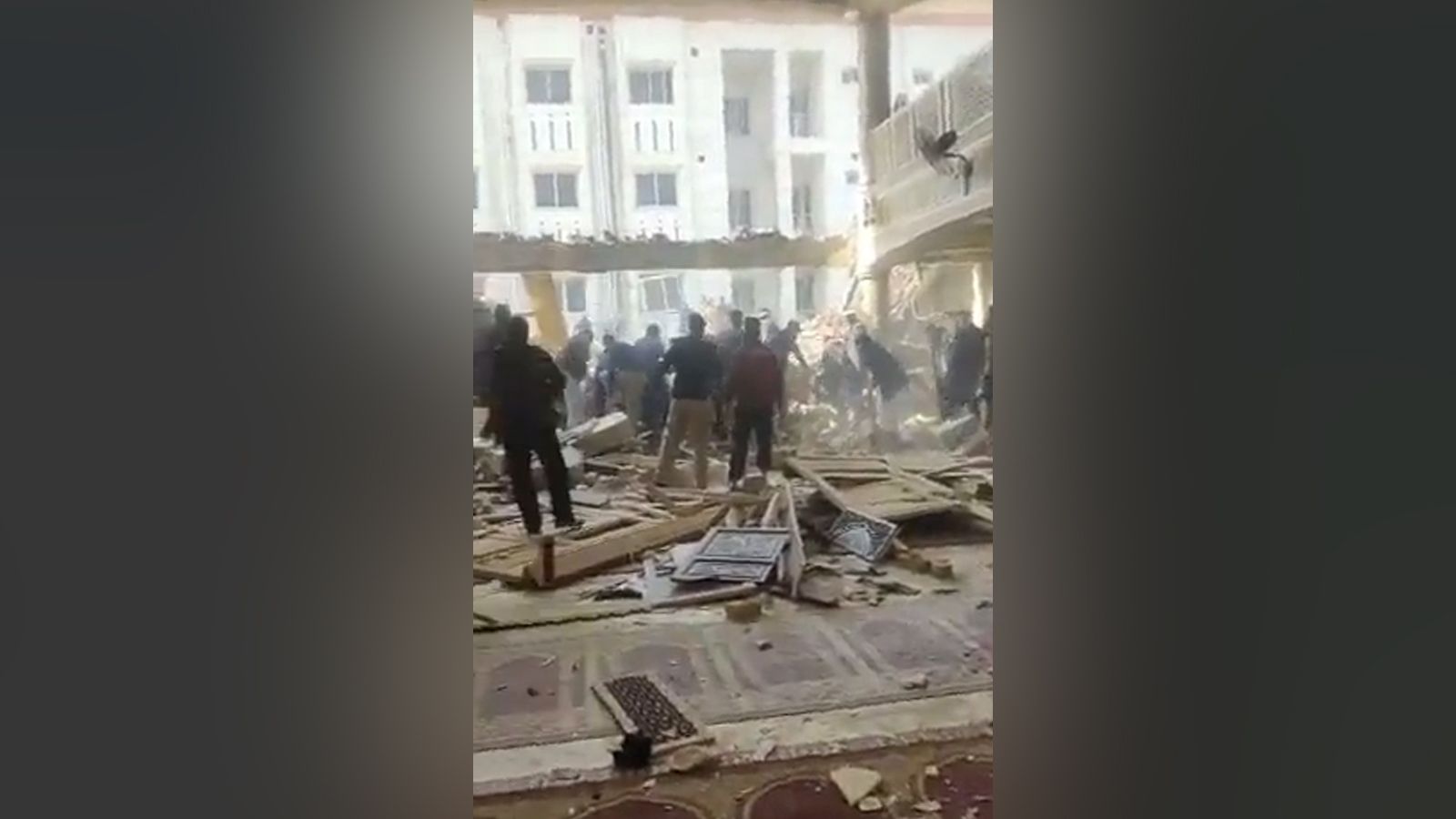 Полсотни человек получили ранения при взрыве в мечети в пакистанском городе Пешавар