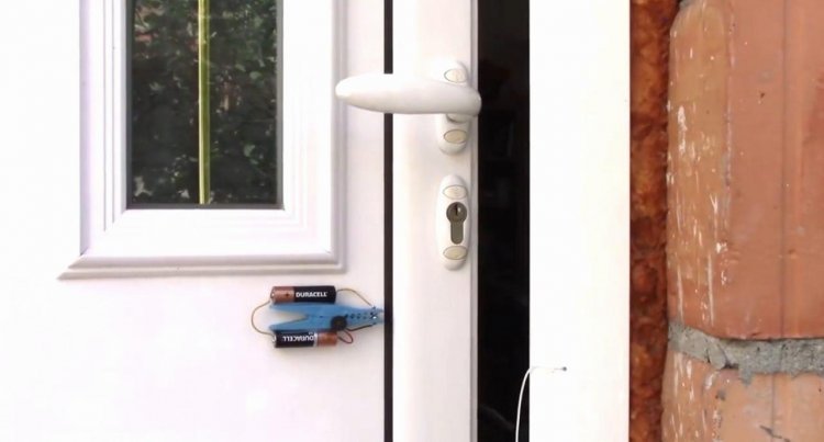 Простая сигнализация на дверь