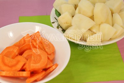 Картофель и морковь нарезать крупными кусочками