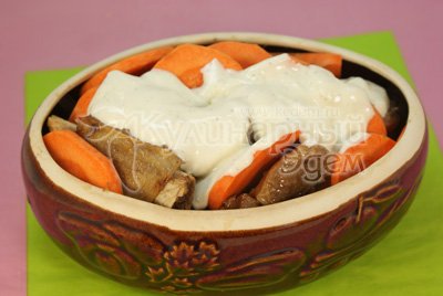 Выложить в форму или горшочек, слой картофеля, слой заливки, ребрышки, слой моркови, слой заливки