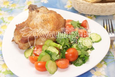 Мясо на косточке с салатом