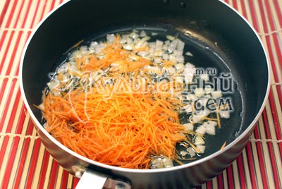 Мелко нашинкованный лук и натертую на терке морковь обжаривать на растительном масле 2-3 минуты