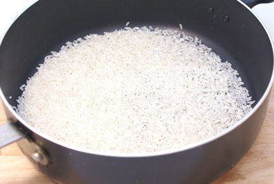 Рис обжарить на сковороде