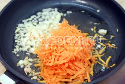 Обжарить на растительном масле мелко нашинкованный лук, чеснок и тертую морковь