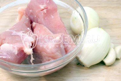 Куриное филе, лук и чеснок прокрутить на мясорубке