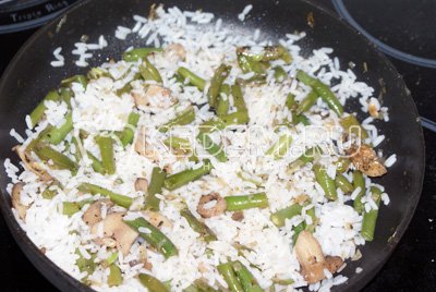 Отдельно сварить рис и смешать его с овощами. 