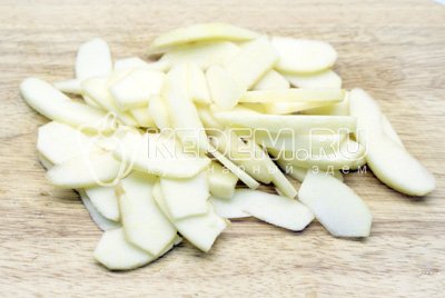 Яблоки нарезать тонкими дольками и немного сбрызнуть их лимонным соком, чтобы яблоки не почернели. 