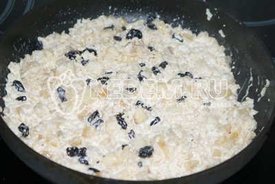 Добавить сваренный рис, изюм и сливки и тушить на малом огне до загустения
