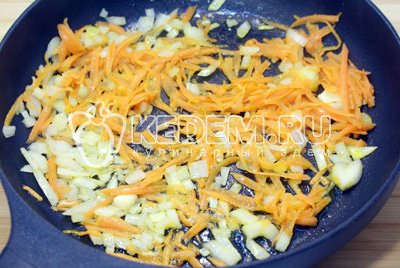 Обжарить на растительном масле лук и морковь