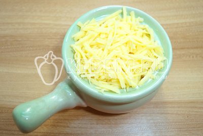 Посыпать тертым сыром.