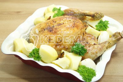 К горячей курице добавить отварной картофель и зелень.